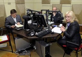 Straničtí lídři při předvolební debatě v rozhlase.